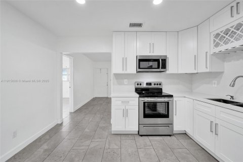 Villa ou maison à louer à Hollywood, Floride: 3 chambres, 111.48 m2 № 1971777 - photo 19