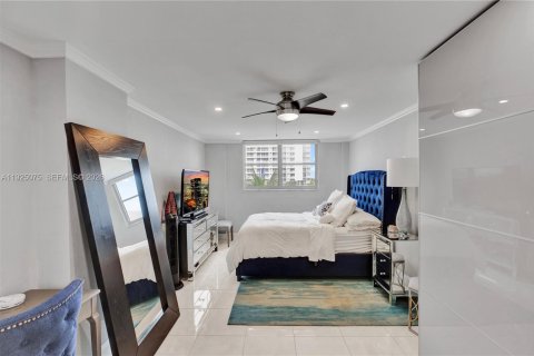 Снять в аренду кондоминиум в Серфсайд, Флорида 2 спальни, 95.13м2, № 1983730 - фото 25