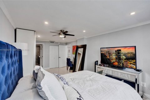 Снять в аренду кондоминиум в Серфсайд, Флорида 2 спальни, 95.13м2, № 1983730 - фото 22