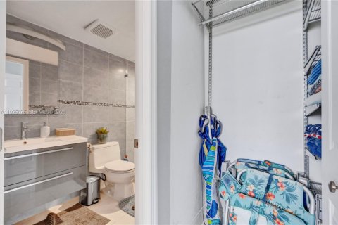 Снять в аренду кондоминиум в Серфсайд, Флорида 2 спальни, 95.13м2, № 1983730 - фото 27