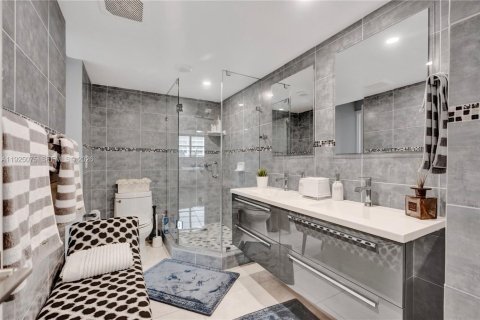 Снять в аренду кондоминиум в Серфсайд, Флорида 2 спальни, 95.13м2, № 1983730 - фото 20