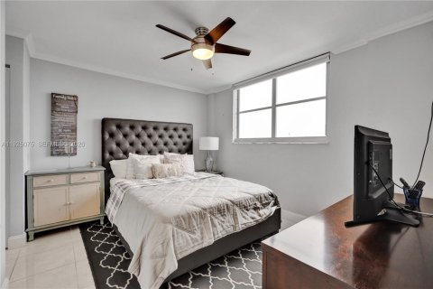 Снять в аренду кондоминиум в Серфсайд, Флорида 2 спальни, 95.13м2, № 1983730 - фото 18