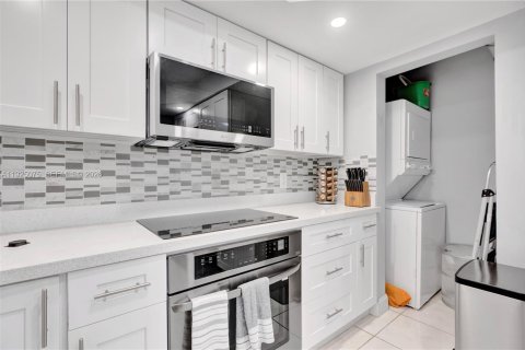 Снять в аренду кондоминиум в Серфсайд, Флорида 2 спальни, 95.13м2, № 1983730 - фото 14