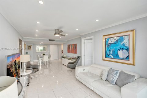 Снять в аренду кондоминиум в Серфсайд, Флорида 2 спальни, 95.13м2, № 1983730 - фото 29