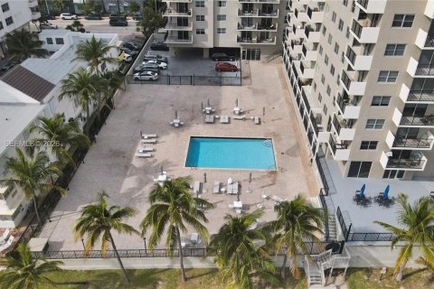 Снять в аренду кондоминиум в Серфсайд, Флорида 2 спальни, 95.13м2, № 1983730 - фото 12