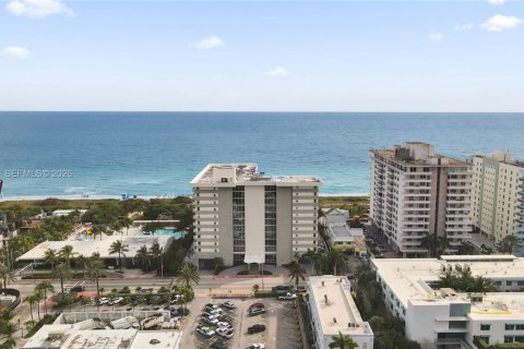 Снять в аренду кондоминиум в Серфсайд, Флорида 2 спальни, 95.13м2, № 1983730 - фото 11