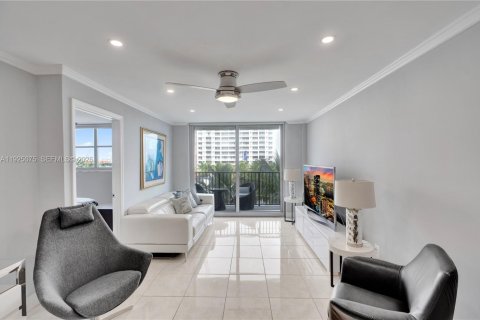 Снять в аренду кондоминиум в Серфсайд, Флорида 2 спальни, 95.13м2, № 1983730 - фото 30