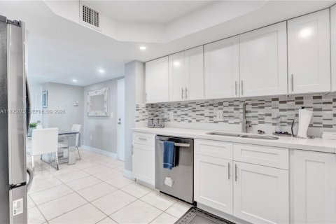 Снять в аренду кондоминиум в Серфсайд, Флорида 2 спальни, 95.13м2, № 1983730 - фото 15