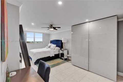 Снять в аренду кондоминиум в Серфсайд, Флорида 2 спальни, 95.13м2, № 1983730 - фото 26