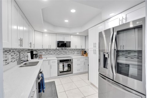 Снять в аренду кондоминиум в Серфсайд, Флорида 2 спальни, 95.13м2, № 1983730 - фото 16