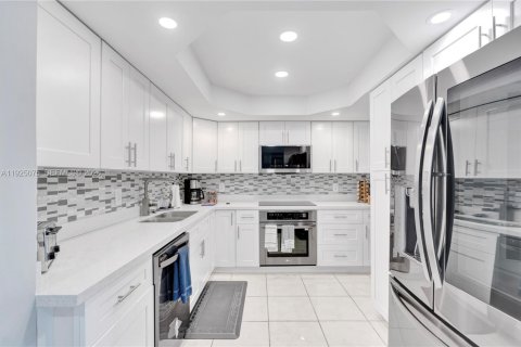 Снять в аренду кондоминиум в Серфсайд, Флорида 2 спальни, 95.13м2, № 1983730 - фото 13