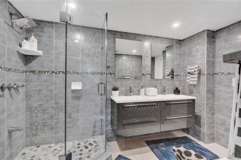 Снять в аренду кондоминиум в Серфсайд, Флорида 2 спальни, 95.13м2, № 1983730 - фото 21