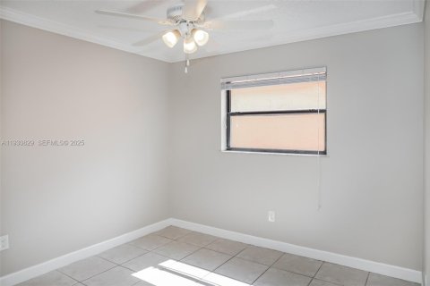 House in Hialeah Gardens, Florida 3 bedrooms, 104.52 sq.m. № 1989518 - photo 11