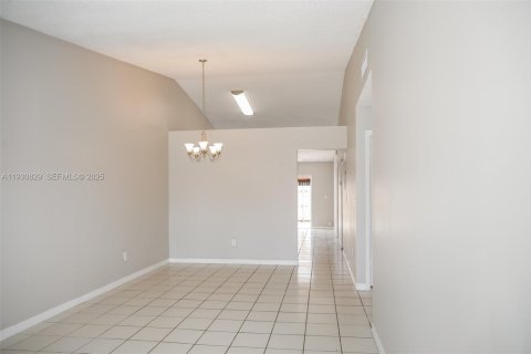 House in Hialeah Gardens, Florida 3 bedrooms, 104.52 sq.m. № 1989518 - photo 3
