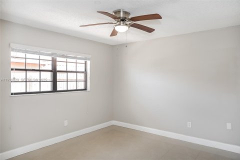 House in Hialeah Gardens, Florida 3 bedrooms, 104.52 sq.m. № 1989518 - photo 12