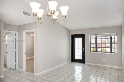 House in Hialeah Gardens, Florida 3 bedrooms, 104.52 sq.m. № 1989518 - photo 4