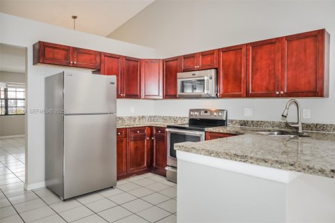 House in Hialeah Gardens, Florida 3 bedrooms, 104.52 sq.m. № 1989518 - photo 8