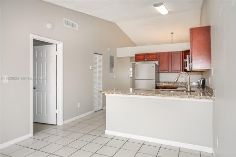 House in Hialeah Gardens, Florida 3 bedrooms, 104.52 sq.m. № 1989518 - photo 5