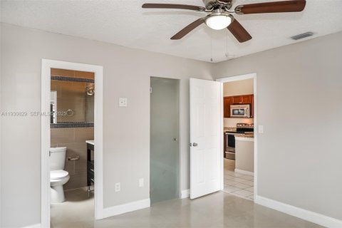 House in Hialeah Gardens, Florida 3 bedrooms, 104.52 sq.m. № 1989518 - photo 9