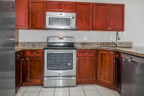 House in Hialeah Gardens, Florida 3 bedrooms, 104.52 sq.m. № 1989518 - photo 7