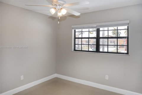 House in Hialeah Gardens, Florida 3 bedrooms, 104.52 sq.m. № 1989518 - photo 10