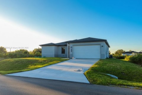 House in Lehigh Acres, Florida 3 bedrooms, 148.64 sq.m. № 2013479