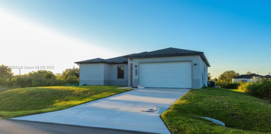 House in Lehigh Acres, Florida 3 bedrooms, 148.64 sq.m. № 2013479