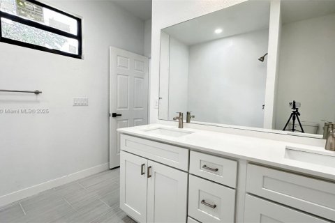 House in Lehigh Acres, Florida 3 bedrooms, 148.64 sq.m. № 2013479 - photo 8