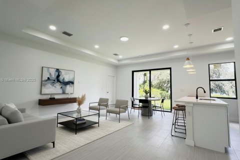 House in Lehigh Acres, Florida 3 bedrooms, 148.64 sq.m. № 2013479 - photo 2