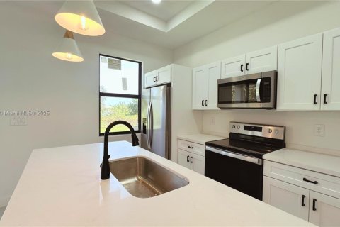 House in Lehigh Acres, Florida 3 bedrooms, 148.64 sq.m. № 2013479 - photo 3