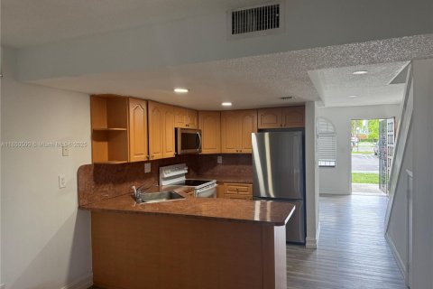 Townhouse in Hialeah, Florida 2 bedrooms, 88.44 sq.m. № 2013642 - photo 8