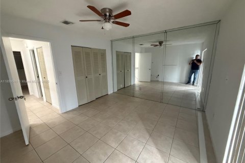Townhouse in Hialeah, Florida 2 bedrooms, 88.44 sq.m. № 2013642 - photo 16