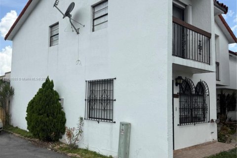 Townhouse in Hialeah, Florida 2 bedrooms, 88.44 sq.m. № 2013642 - photo 5