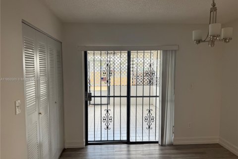 Townhouse in Hialeah, Florida 2 bedrooms, 88.44 sq.m. № 2013642 - photo 22
