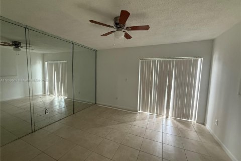 Townhouse in Hialeah, Florida 2 bedrooms, 88.44 sq.m. № 2013642 - photo 14