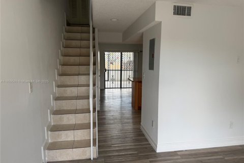 Townhouse in Hialeah, Florida 2 bedrooms, 88.44 sq.m. № 2013642 - photo 10