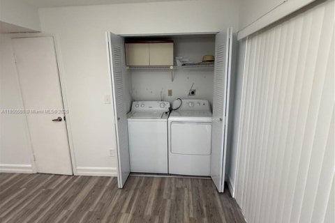 Townhouse in Hialeah, Florida 2 bedrooms, 88.44 sq.m. № 2013642 - photo 21