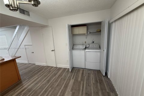 Townhouse in Hialeah, Florida 2 bedrooms, 88.44 sq.m. № 2013642 - photo 20