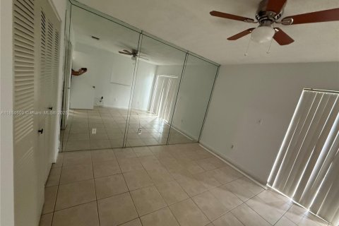 Townhouse in Hialeah, Florida 2 bedrooms, 88.44 sq.m. № 2013642 - photo 15