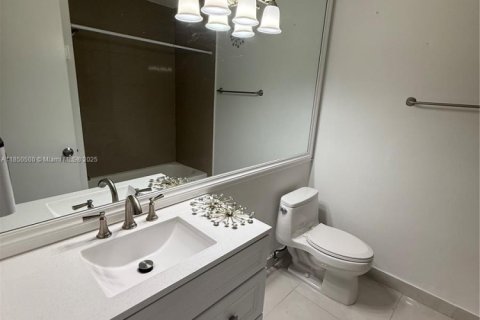 Townhouse in Hialeah, Florida 2 bedrooms, 88.44 sq.m. № 2013642 - photo 17