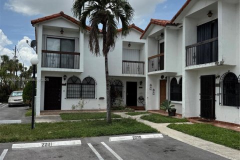 Townhouse in Hialeah, Florida 2 bedrooms, 88.44 sq.m. № 2013642