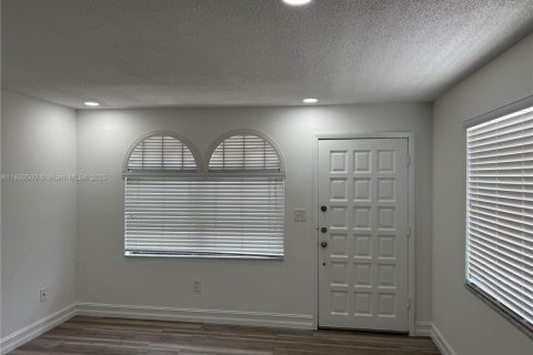 Townhouse in Hialeah, Florida 2 bedrooms, 88.44 sq.m. № 2013642 - photo 12