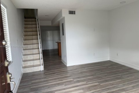 Townhouse in Hialeah, Florida 2 bedrooms, 88.44 sq.m. № 2013642 - photo 7