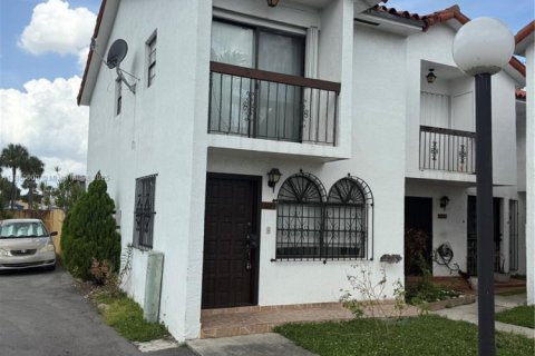 Townhouse in Hialeah, Florida 2 bedrooms, 88.44 sq.m. № 2013642 - photo 4
