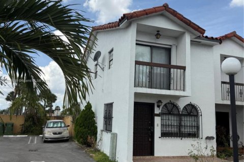 Townhouse in Hialeah, Florida 2 bedrooms, 88.44 sq.m. № 2013642 - photo 6