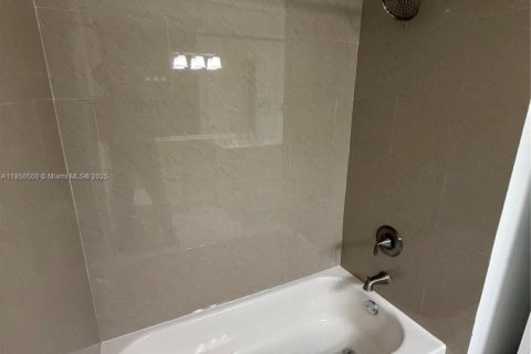 Townhouse in Hialeah, Florida 2 bedrooms, 88.44 sq.m. № 2013642 - photo 18