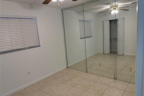 Townhouse in Hialeah, Florida 2 bedrooms, 88.44 sq.m. № 2013642 - photo 19