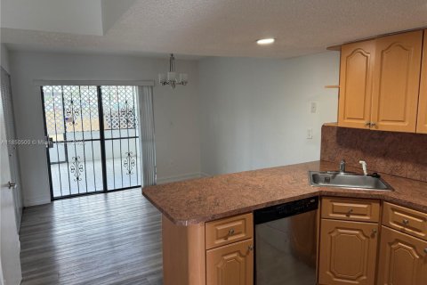 Townhouse in Hialeah, Florida 2 bedrooms, 88.44 sq.m. № 2013642 - photo 9