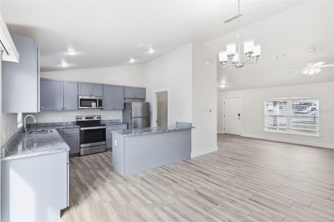 Villa ou maison à louer à Deltona, Floride: 3 chambres, 131.27 m2 № 2114472 - photo 2