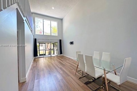 Купить таунхаус в Маргит, Флорида 3 спальни, 128.76м2, № 1956887 - фото 2